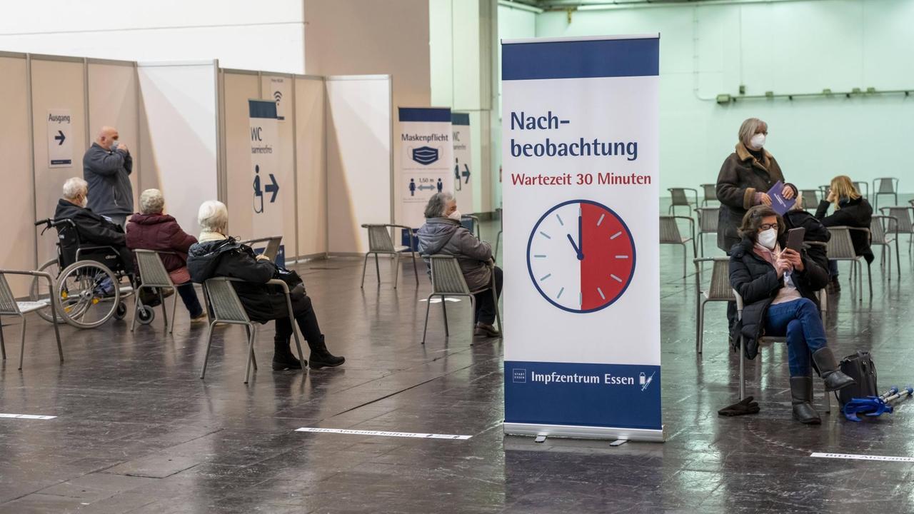 Geimpfte Personen sitzen für 30 Minuten im Nachbeobachtungsbereich im Impfzentrum Essen Geimpfte Personen sitzen für 30 Minuten im Nachbeobachtungsbereich im Impfzentrum Essen