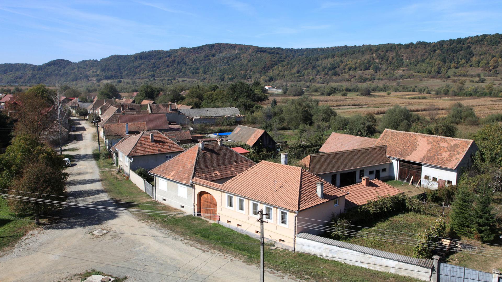 Blick vom Turm der Klosterruine auf die Dorfstraße von Cirta (Kerz) in Siebenbürgen in Rumänien Blick vom Turm der Klosterruine auf die Dorfstraße von Cirta (Kerz) in Siebenbürgen in Rumänien