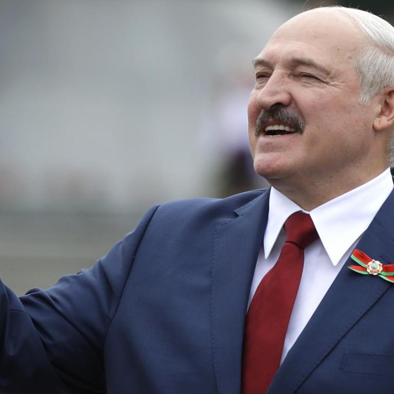 Belarus, Minsk: Alexander Lukaschenko, Präsident von Belarus, gestikuliert während einer Rede.