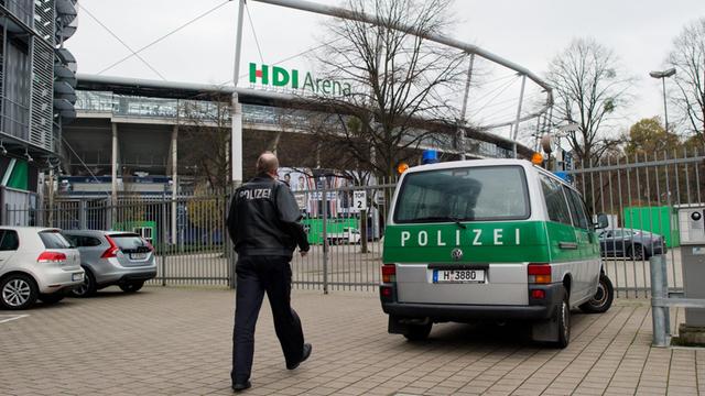 Ein Polizeiwagen steht am 16. 11.2015 vor der HDI-Arena in Hannover - einen Tag vor dem geplanten Fußball-Länderspiel gegen die Niederlande. Vor dem Hintergrund der Terroranschläge in Paris am 13. November gibt es verstärkte Sicherheitsvorkehrungen.