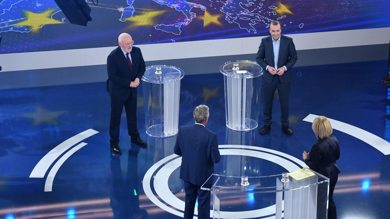 Die europäischen Spitzenkandidaten im TV-Duell: Frans Timmermans (l), Spitzenkandidat der SPE für die Europawahl, Manfred Weber (CSU, 2.v.r.), Spitzenkandidat der EVP für die Europawahl, Ingrid Thurnher (r), Chefredakteurin ORF-III, und Peter Frey (2.v.l), Chefredakteur des ZDF, beim TV-Duell zur Europawahl im ZDF Hauptstadtstudio. Die europäischen Spitzenkandidaten im TV-Duell: Frans Timmermans (l), Spitzenkandidat der SPE für die Europawahl, Manfred Weber (CSU, 2.v.r.), Spitzenkandidat der EVP für die Europawahl, Ingrid Thurnher (r), Chefredakteurin ORF-III, und Peter Frey (2.v.l), Chefredakteur des ZDF, beim TV-Duell zur Europawahl im ZDF Hauptstadtstudio.