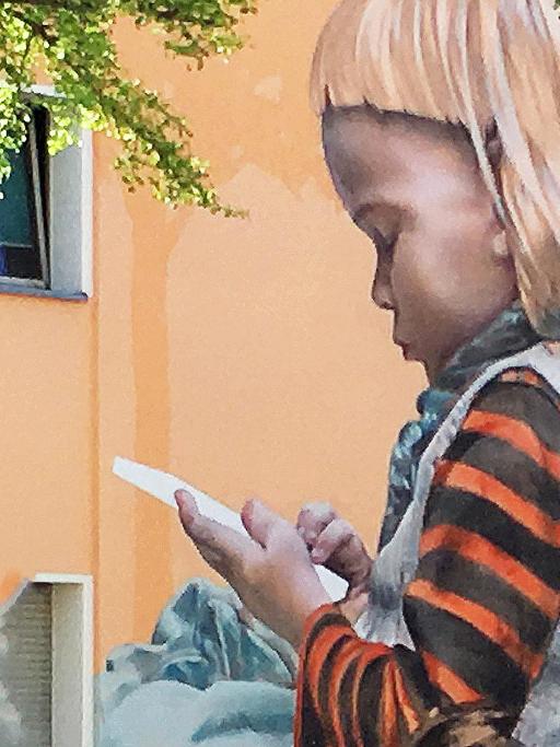 Wandbild von einem Kind mit Smartphone