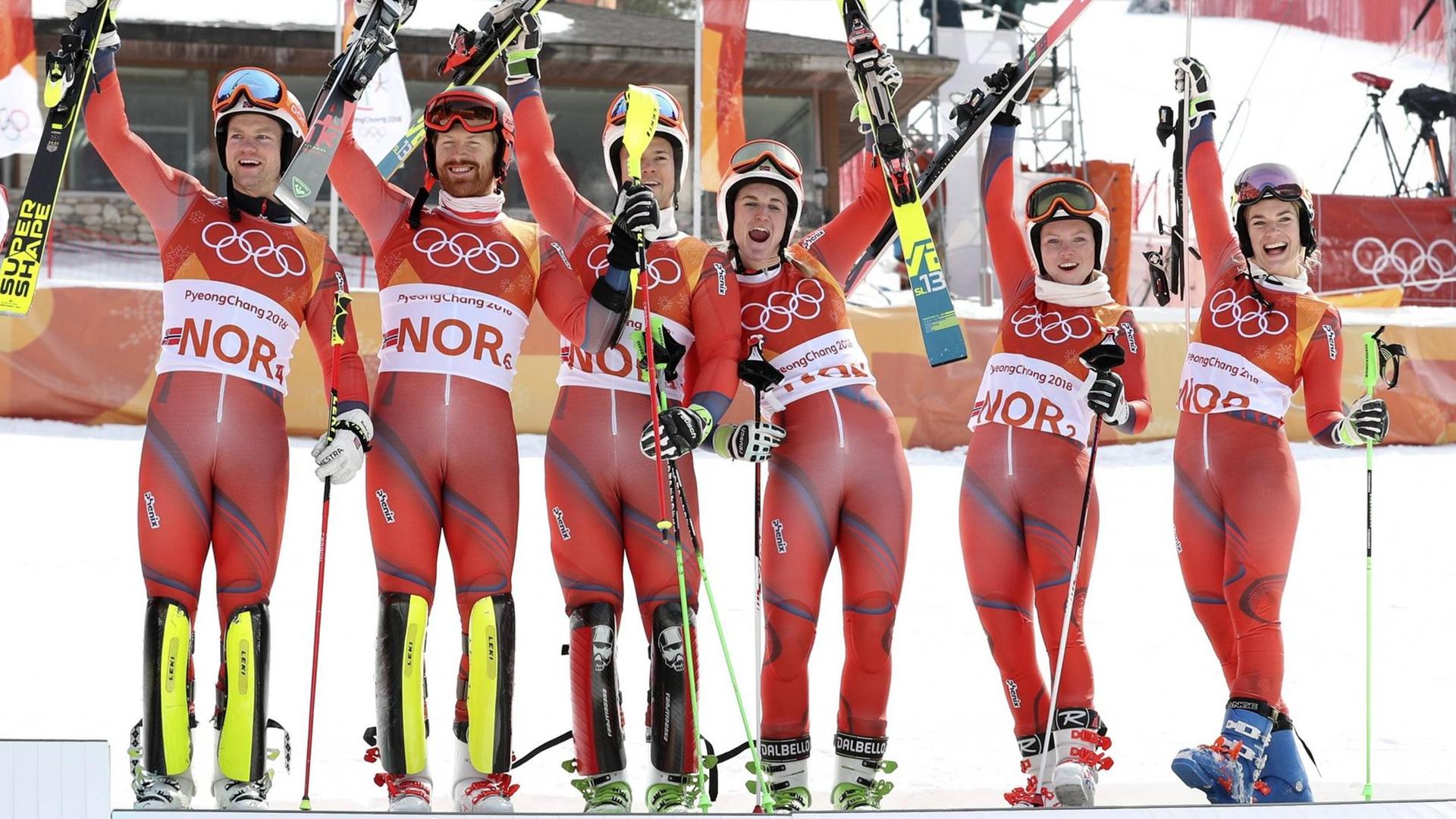 Das norwegische Team feiert seine Medaille bei den Olympischen Spielen in Pyeongchang. Das norwegische Team feiert seine Medaille bei den Olympischen Spielen in Pyeongchang.