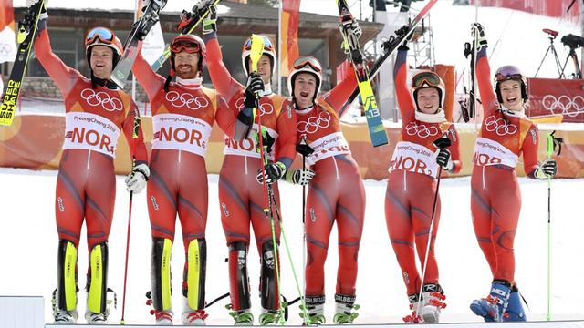 Das norwegische Team feiert seine Medaille bei den Olympischen Spielen in Pyeongchang.