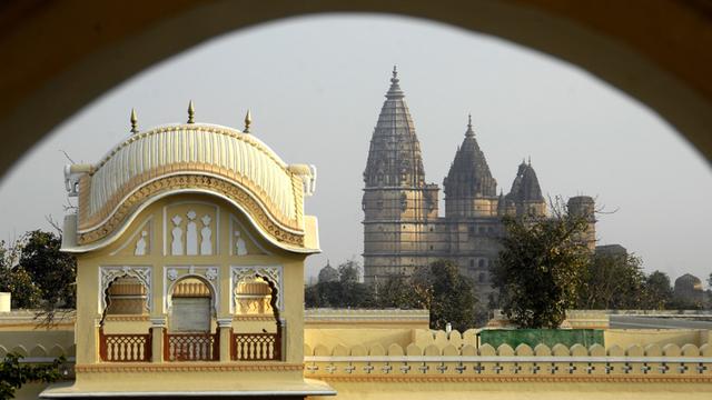 Blick auf die Türme und die Ehrenmale des Jehangir Mahal, ein abgestufter Palast im ehemaligen Fürstenstaat Orchha (indischer Bundesstaat Madhya Pradesh).