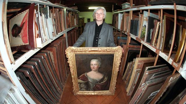Doris Derdey von der Stiftung Schlösser, Burgen und Gärten betreut die Gemäldesammlung im Schloß Wernigerode. In ihrem Depot sind noch immer viele Bilder aus den Enteignungen während der Bodenreform.