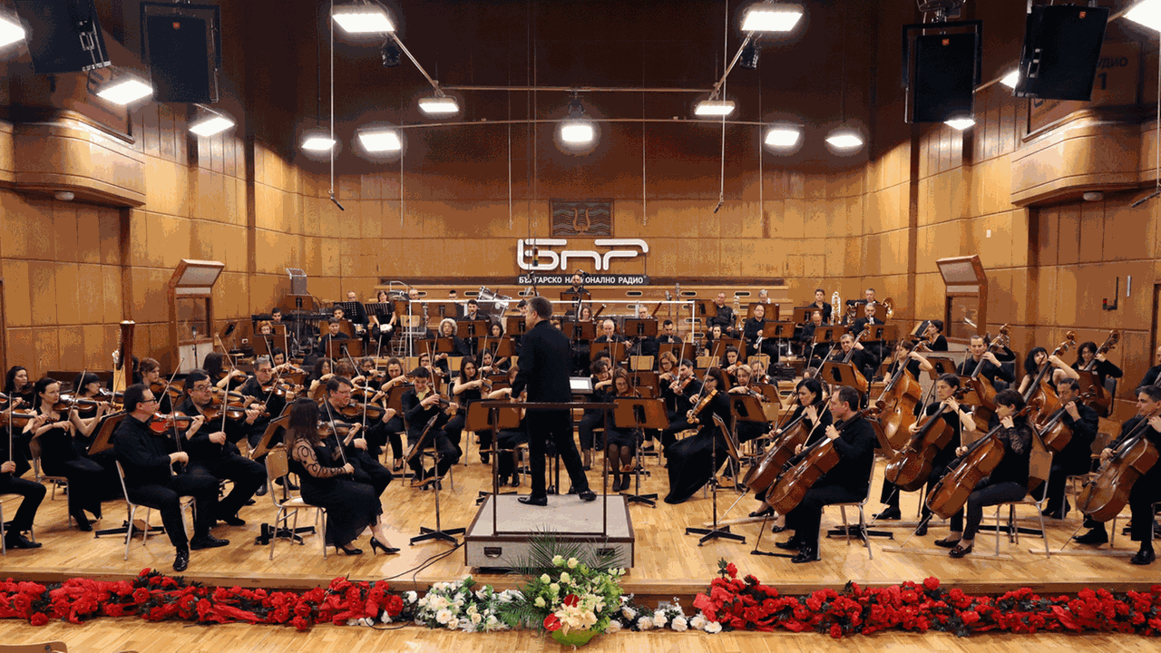 Das Bulgarische Nationale Sinfonie-Orchester in der Bulgaria-Halle in Sofia mit seinem Chefdirigenten Mark Kadin während des Konzertes. Das Bulgarische Nationale Sinfonie-Orchester in der Bulgaria-Halle in Sofia mit seinem Chefdirigenten Mark Kadin während des Konzertes.