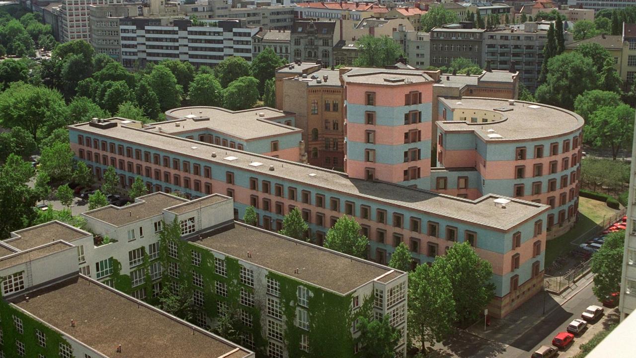 Berlin: Das Wissenschaftszentrum für Sozialforschung im Bezirk Tiergarten entsand in den Jahren 1984-87 nach Plänen von James Stirling und Michael Wilford. (BER450-230698) | Verwendung weltweit Berlin: Das Wissenschaftszentrum für Sozialforschung im Bezirk Tiergarten entsand in den Jahren 1984-87 nach Plänen von James Stirling und Michael Wilford. (BER450-230698) | Verwendung weltweit