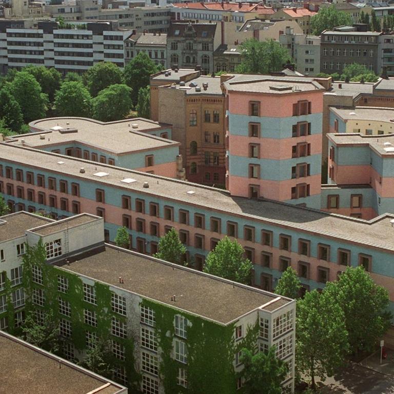 Berlin: Das Wissenschaftszentrum für Sozialforschung im Bezirk Tiergarten entsand in den Jahren 1984-87 nach Plänen von James Stirling und Michael Wilford. (BER450-230698) | Verwendung weltweit