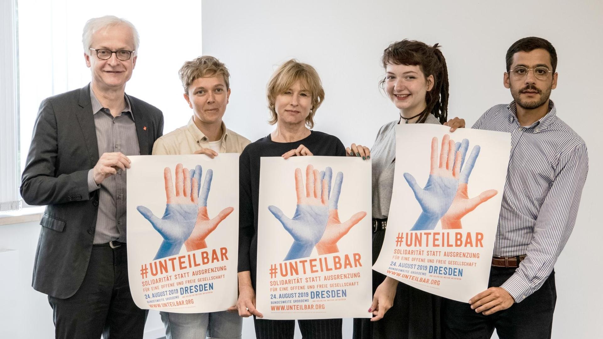 Die Mitglieder des Organisationsteams von #unteilbar für die Demo in Dresden, darunter die Schauspielerin Corinna Harfouch (Mitte) Die Mitglieder des Organisationsteams von #unteilbar für die Demo in Dresden, darunter die Schauspielerin Corinna Harfouch (Mitte)