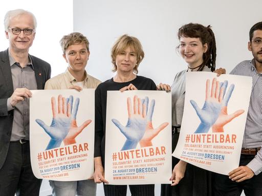 Die Mitglieder des Organisationsteams von #unteilbar für die Demo in Dresden, darunter die Schauspielerin Corinna Harfouch (Mitte)