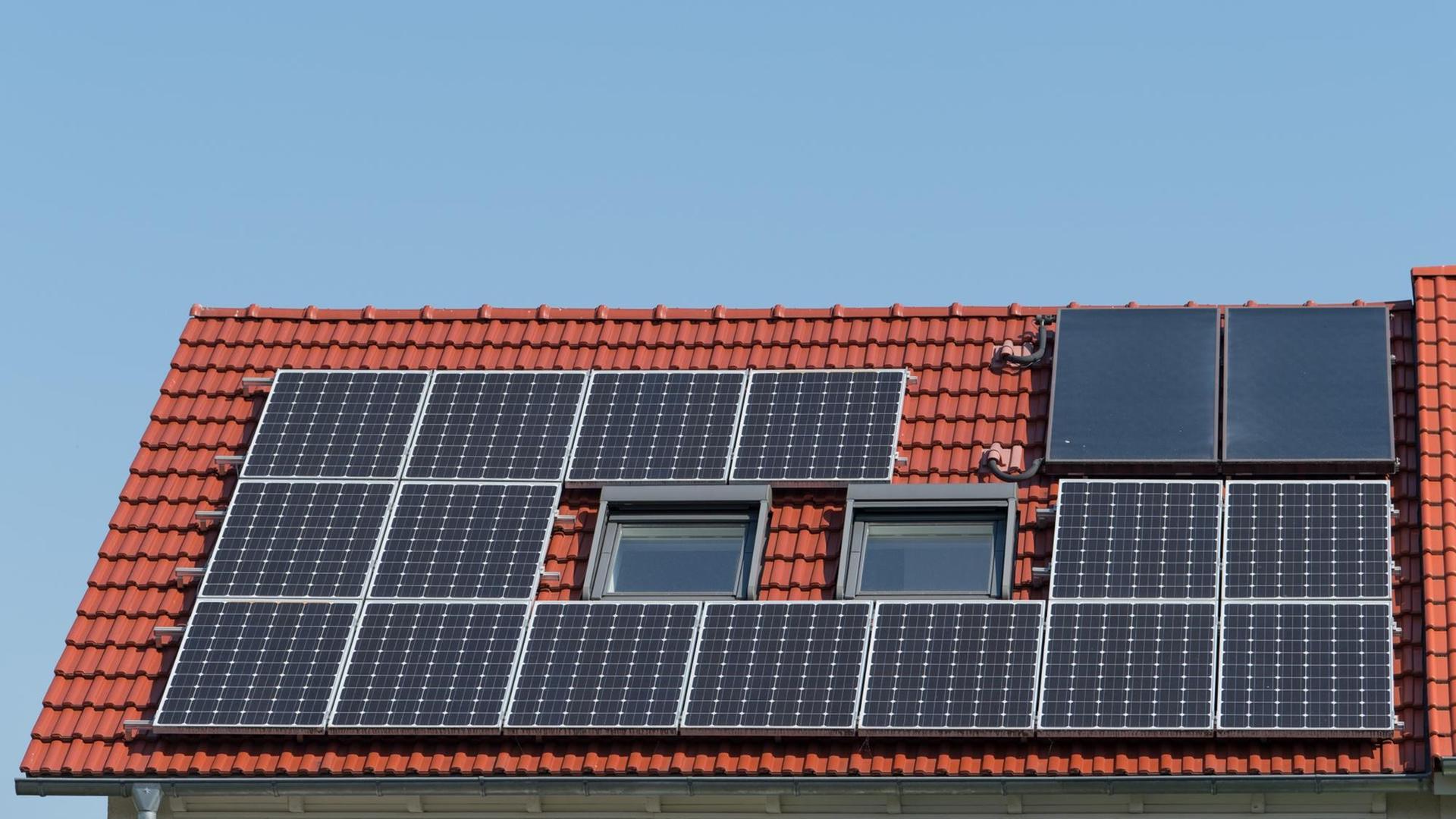 Ein Wohnhaus mit Solarzellen fuer Photovoltaik und Solarthermie auf dem Dach, aufgenommen am 28.04.2017 in Dossenheim bei Heidelberg (Baden-Wuerttemberg). Foto: Uwe Anspach Ein Wohnhaus mit Solarzellen fuer Photovoltaik und Solarthermie auf dem Dach, aufgenommen am 28.04.2017 in Dossenheim bei Heidelberg (Baden-Wuerttemberg). Foto: Uwe Anspach