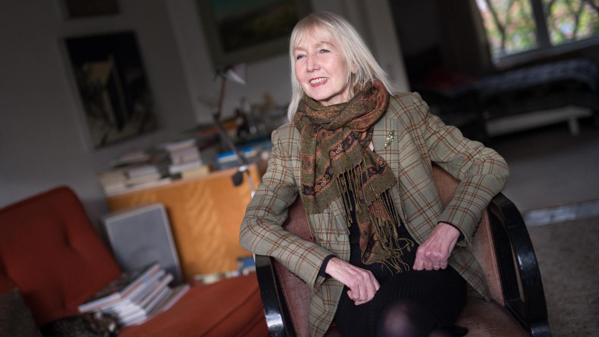 Die Schriftstellerin Brigitte Kronauer sitzt auf einem Sessel in ihrer Wohnung in Hamburg, im Hintergrund liegen Bücher und Unterlagen (aufgenommen 2015). Die Schriftstellerin Brigitte Kronauer sitzt auf einem Sessel in ihrer Wohnung in Hamburg, im Hintergrund liegen Bücher und Unterlagen (aufgenommen 2015).