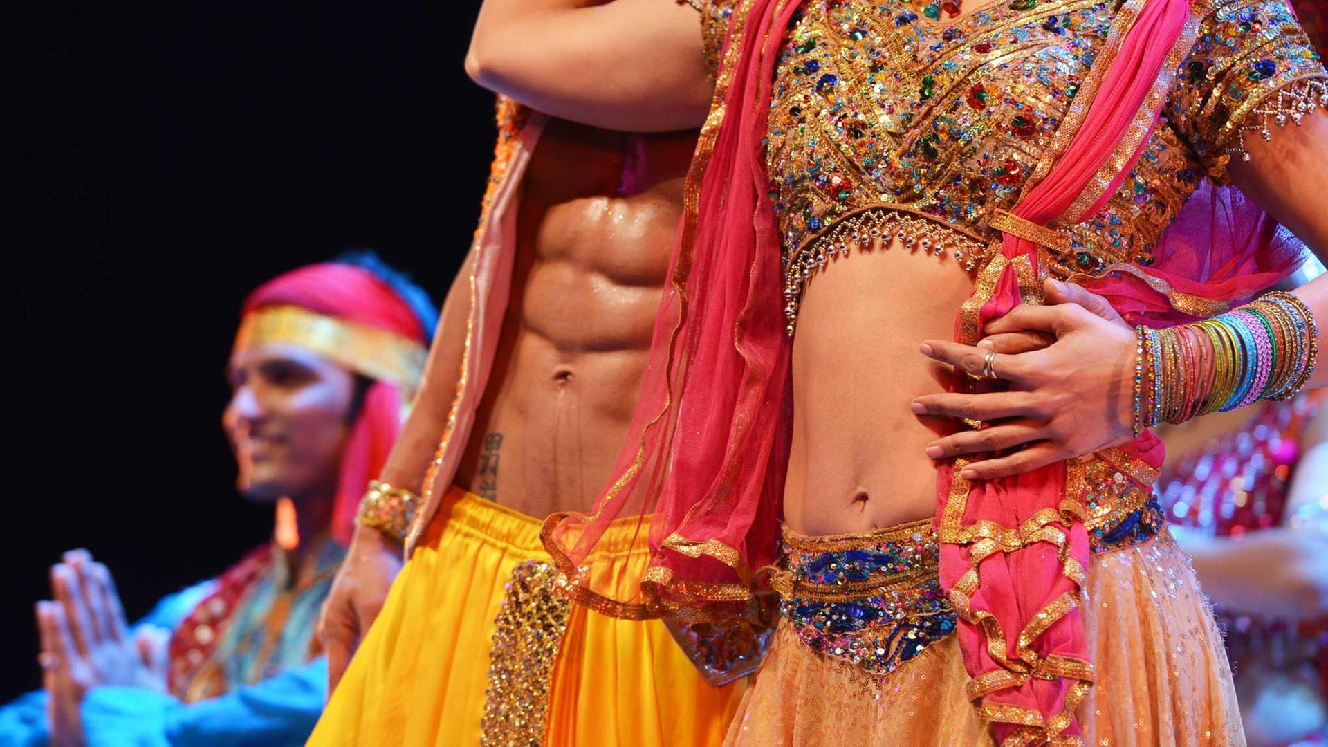 Tänzer des Ensembles agieren am 18.02.2014 in Berlin in einer Szene der Aufführung "Bollywood - The Show" auf der Bühne im Admiralspalast. Tänzer des Ensembles agieren am 18.02.2014 in Berlin in einer Szene der Aufführung "Bollywood - The Show" auf der Bühne im Admiralspalast.