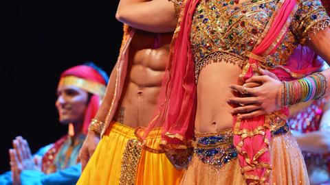 Tänzer des Ensembles agieren am 18.02.2014 in Berlin in einer Szene der Aufführung "Bollywood - The Show" auf der Bühne im Admiralspalast.