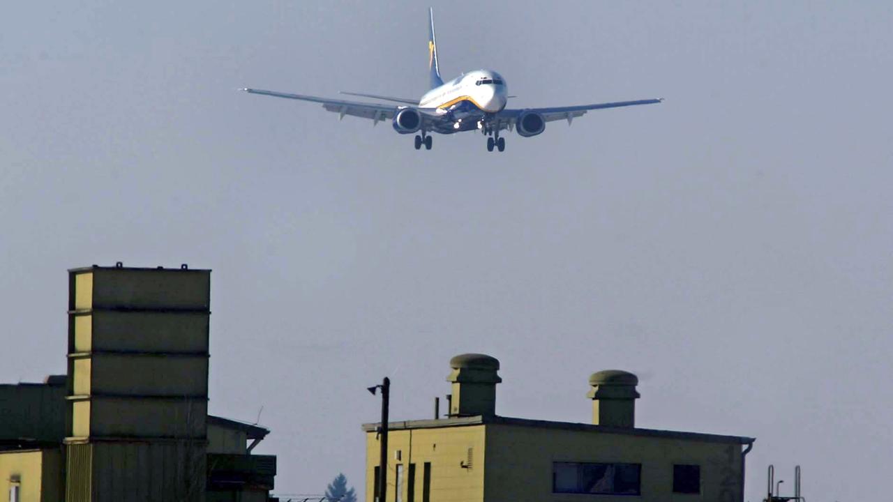 Eine Maschine der irischen Billigfluggesellschaft Ryanair fliegt über den ehemaligen US-Fliegerhorst Hahn, heute Hunsrück-Flughafen Hahn, aufgenommen 2003.