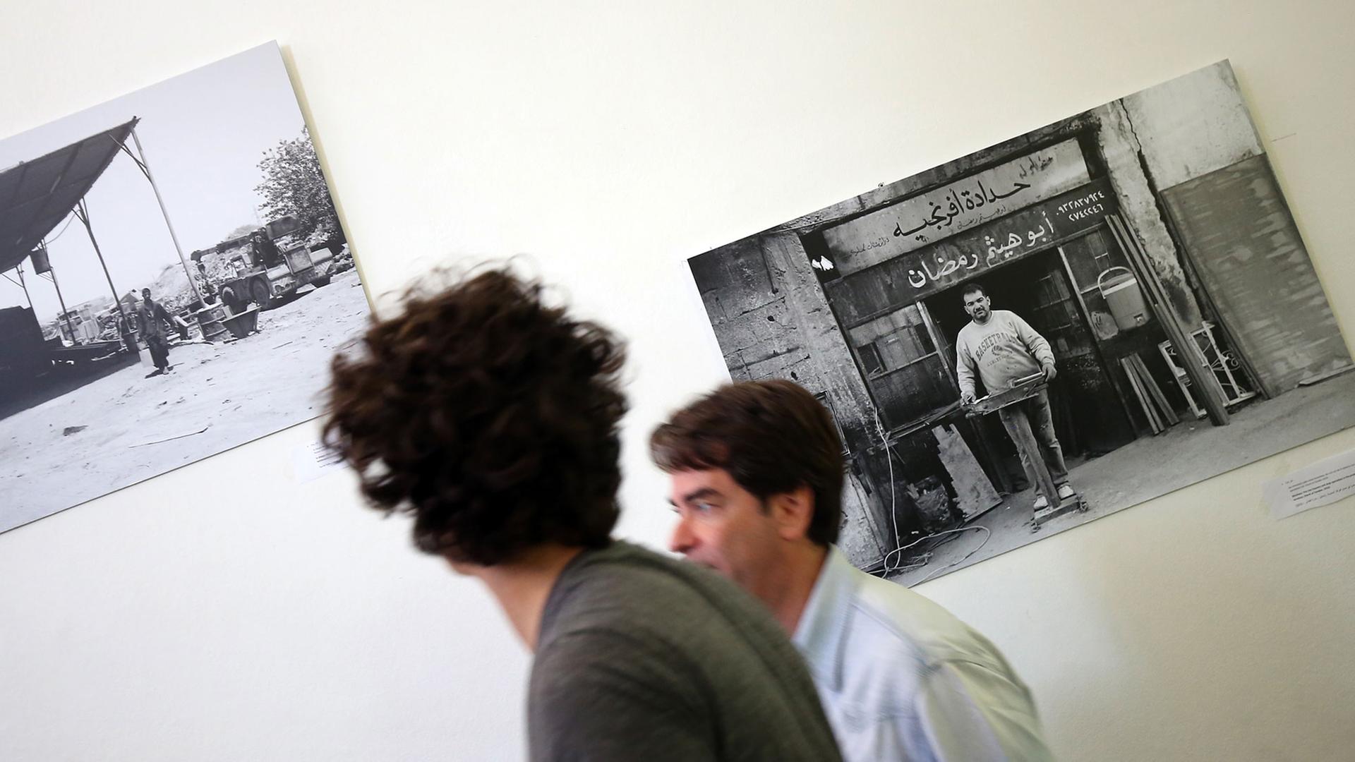 Besucher gehen am 28.07.2016 im Pergamonmuseum in Berlin an Bildern des syrischen Fotokünstlers Mohamad Al Roumi vorbei. Der Fotokünstler zeigt in einer Ausstellung abseits von Zerstörung, Leid und Tod die intakte nordost-syrische Provinz der 90er Jahre unter dem Motto: "Kontrast Syrien". Besucher gehen am 28.07.2016 im Pergamonmuseum in Berlin an Bildern des syrischen Fotokünstlers Mohamad Al Roumi vorbei. Der Fotokünstler zeigt in einer Ausstellung abseits von Zerstörung, Leid und Tod die intakte nordost-syrische Provinz der 90er Jahre unter dem Motto: "Kontrast Syrien".