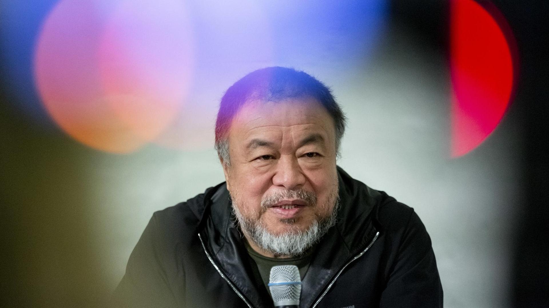 Der chinesische Künstler Ai Weiwei spricht bei der Präsentation seines Kunstwerks «Safety Jackets Zipped the Other Way» in seinem Atelier. Der chinesische Künstler Ai Weiwei spricht bei der Präsentation seines Kunstwerks «Safety Jackets Zipped the Other Way» in seinem Atelier.