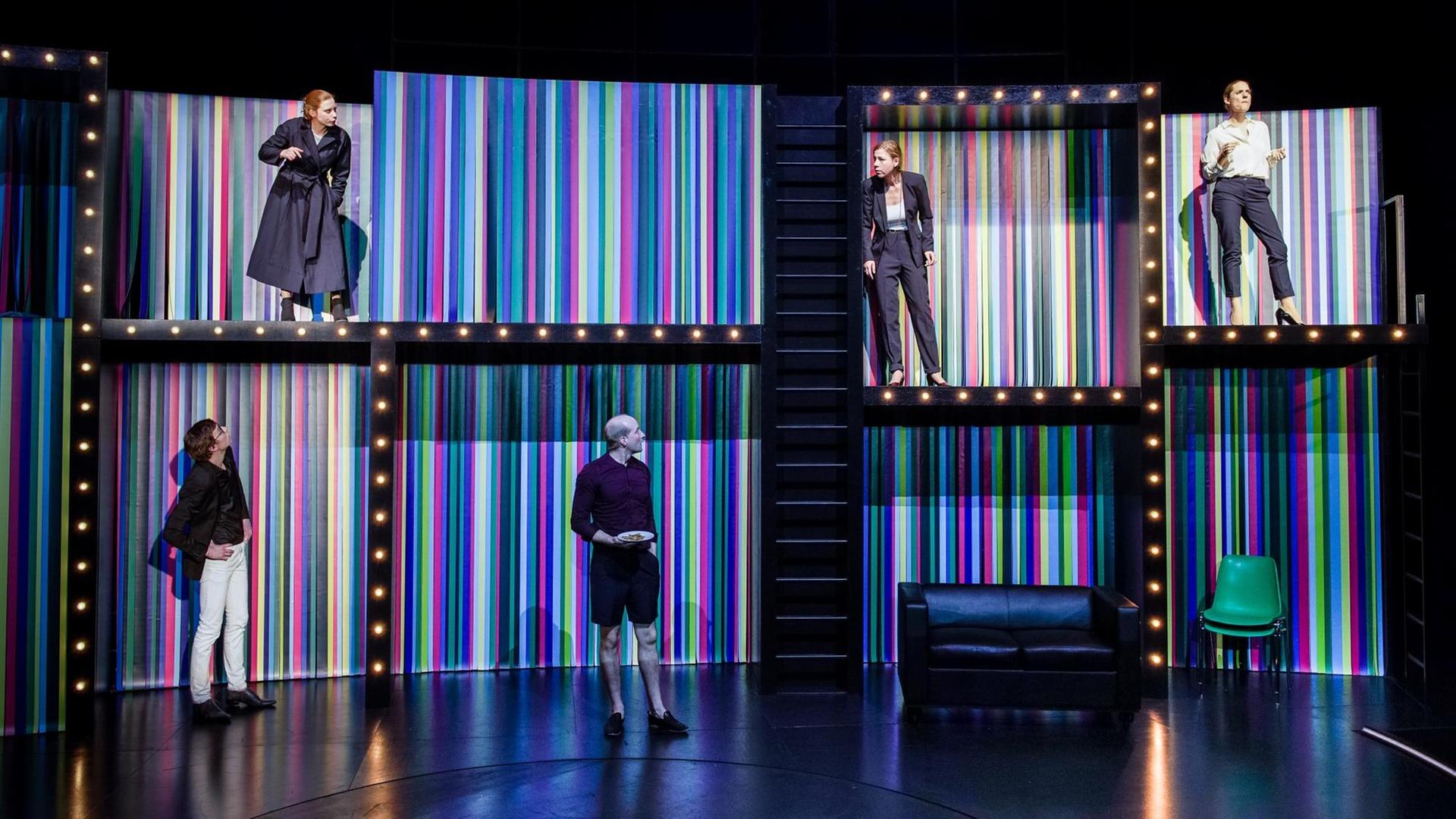 status quo von Maja Zade Regie: Marius von Mayenburg Bühne: Magda Willi Kostüme: Nehle Balkhausen Musik: Jacob Suske Dramaturgie: Maja Zade Licht: Erich Schneider Uraufführung am 18. Januar 2019, Schaubühne Berlin mit Jule Böwe, Marie Burchard, Moritz Gottwald, Jenny König, Lukas Turtur Copyright by Arno Declair status quo von Maja Zade Regie: Marius von Mayenburg Bühne: Magda Willi Kostüme: Nehle Balkhausen Musik: Jacob Suske Dramaturgie: Maja Zade Licht: Erich Schneider Uraufführung am 18. Januar 2019, Schaubühne Berlin mit Jule Böwe, Marie Burchard, Moritz Gottwald, Jenny König, Lukas Turtur Copyright by Arno Declair