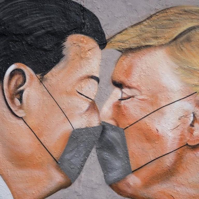 Donald Trump, Praesident der Vereinigten Staaten von Amerika, und Xi Jinping, Praesident der Volksrepublik China, sind auf einem Graffitto des Strassenkuenstlers Eme Freethinker kuessend und mit Mundschutz zu sehen // Donald Trump, President of the United States of America, and Xi Jinping, President of the People s Republic of China, can be seen kissing and wearing a face mask on a graffiti by street artist Eme Freethinker Foto: bildgehege Donald Trump und Xi Jinping von Eme Freethinker