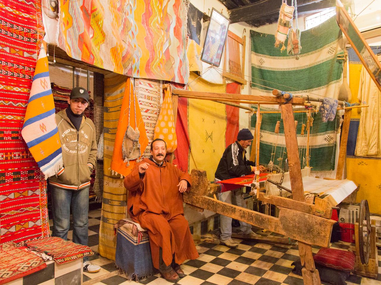 Laden für Berber-Teppiche in der Altstadt von Fes, Marokko. Laden für Berber-Teppiche in der Altstadt von Fes, Marokko.