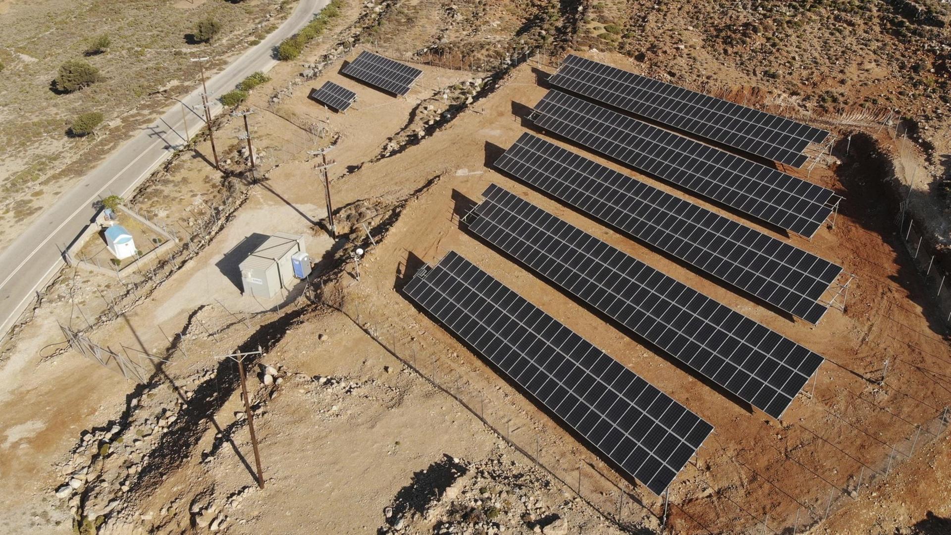 Das Foto zeigt Solaranlagen auf der griechischen Insel Tilos, die in Kürze komplett für ihre eigene Energie sorgen kann.