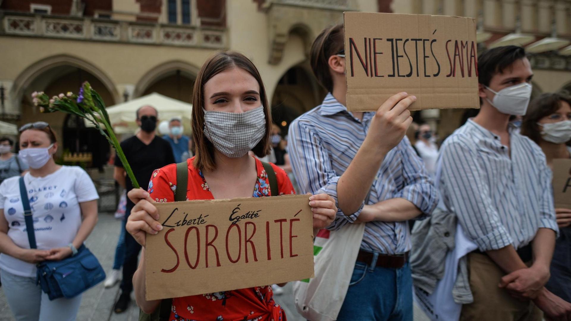 Krakau: Demonstrierende gegen den Austritt Polens aus der Istanbul-Konvention Krakau: Demonstrierende gegen den Austritt Polens aus der Istanbul-Konvention
