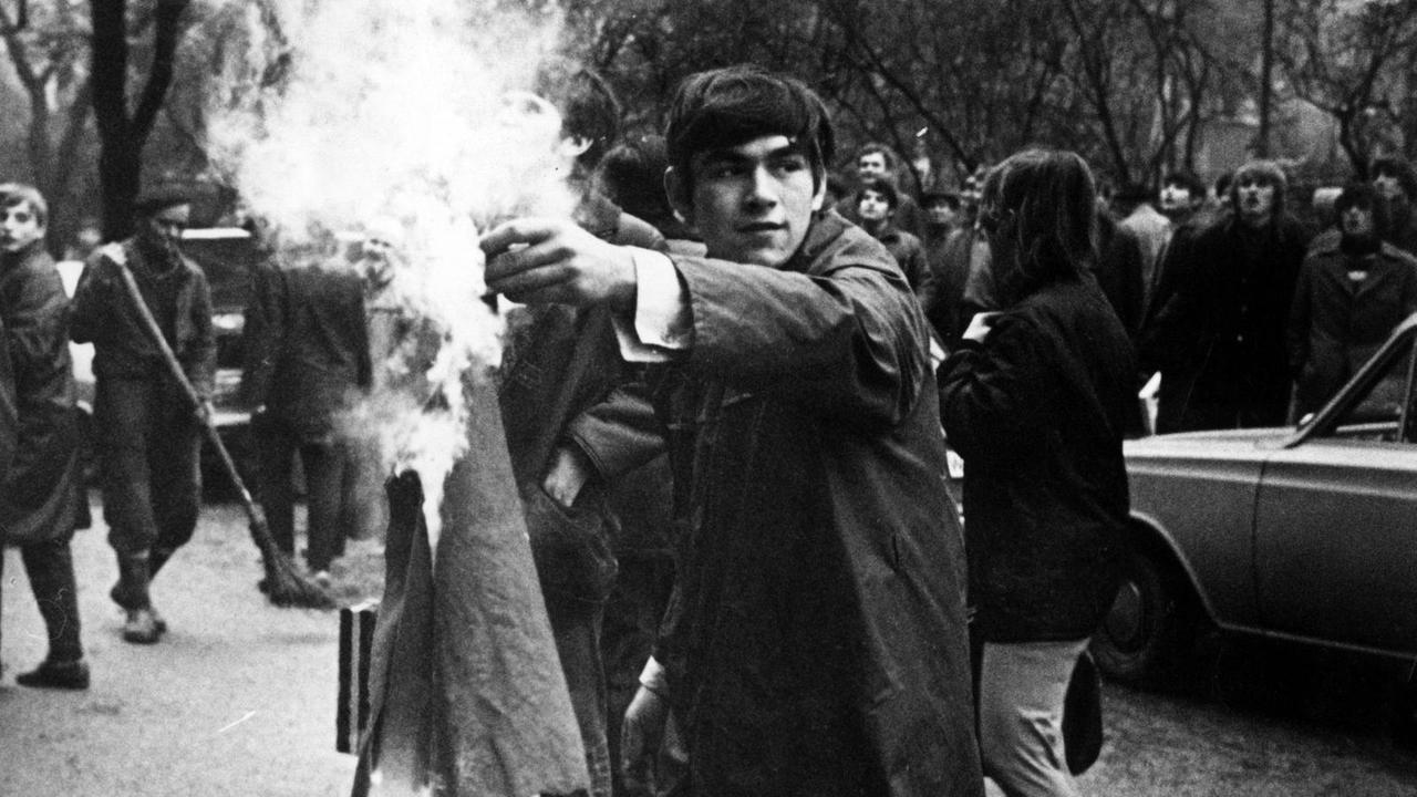 Ein junger Tschechoslowake verbrennt auf der Straße eine Sowjetflagge