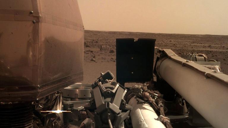 Das von der NASA zur Verfügung gestellte Foto zeigt ein Bild auf dem Mars, das der Nasa-Roboter "InSight" aufgenommen hat.