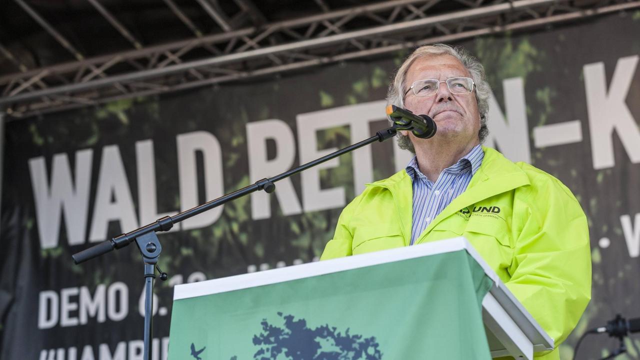 Hubert Weiger spricht bei einer Demonstration zur Rettung des Hambacher Forsts.