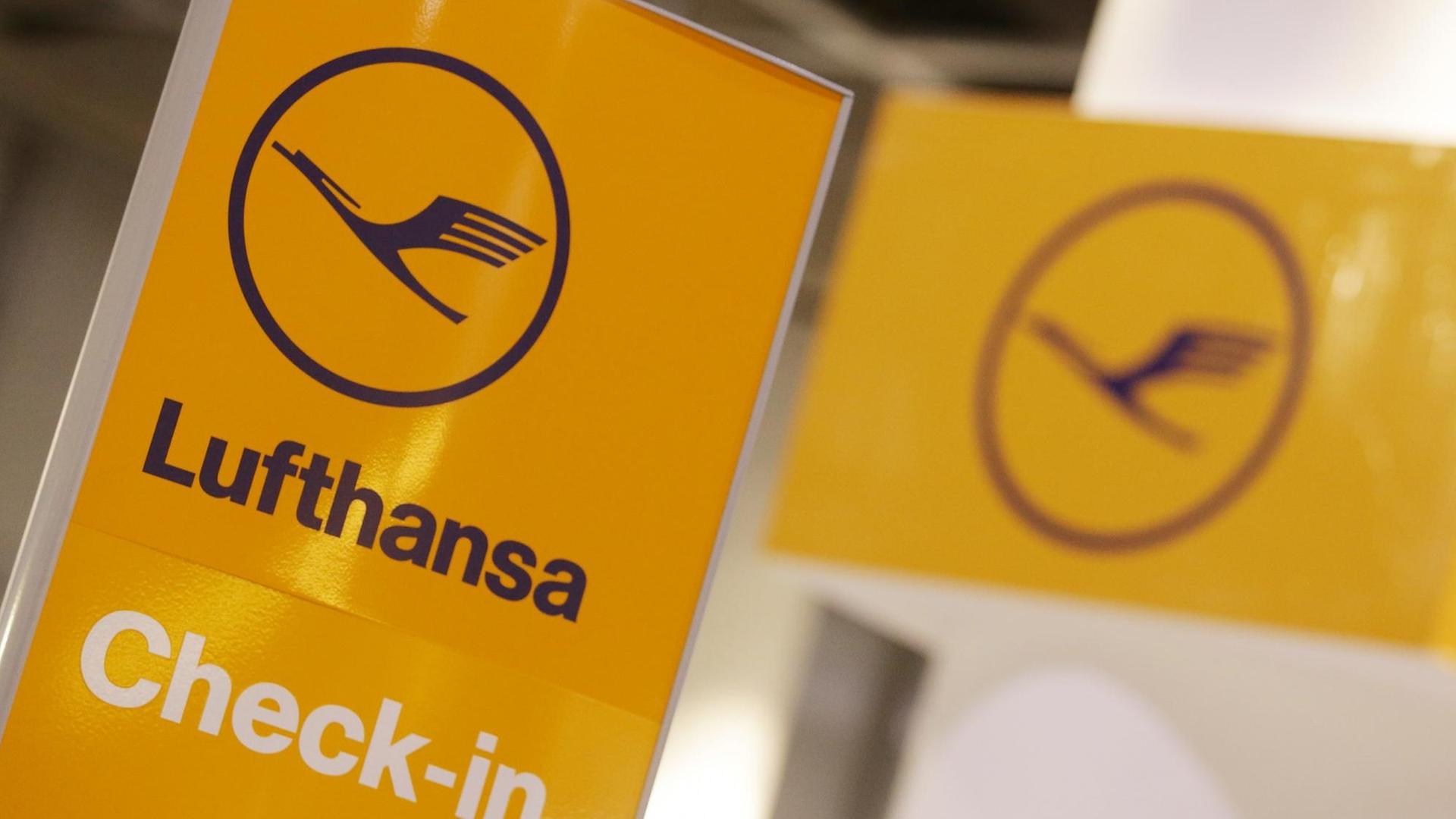 Zwei Lufthansa Schilder im Flughafen Düsseldorf.
