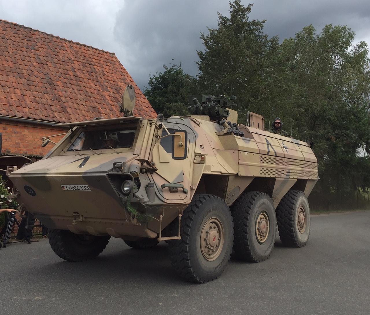 Ein Panzer steht auf der Straße in einem Dorf in Mecklenburg-Vorpommern Ein Panzer steht auf der Straße in einem Dorf in Mecklenburg-Vorpommern