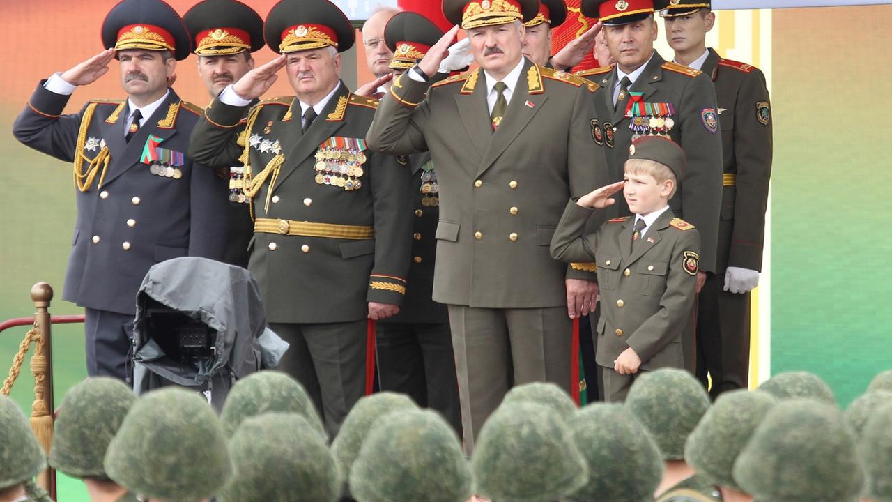 Der weißrussische Präsident Alexander Lukaschenko bei einer Militärparade