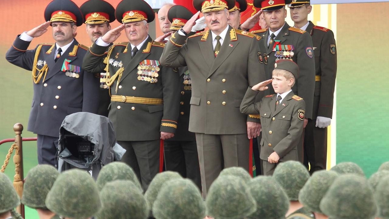 Der weißrussische Präsident Alexander Lukaschenko bei einer Militärparade Der weißrussische Präsident Alexander Lukaschenko bei einer Militärparade