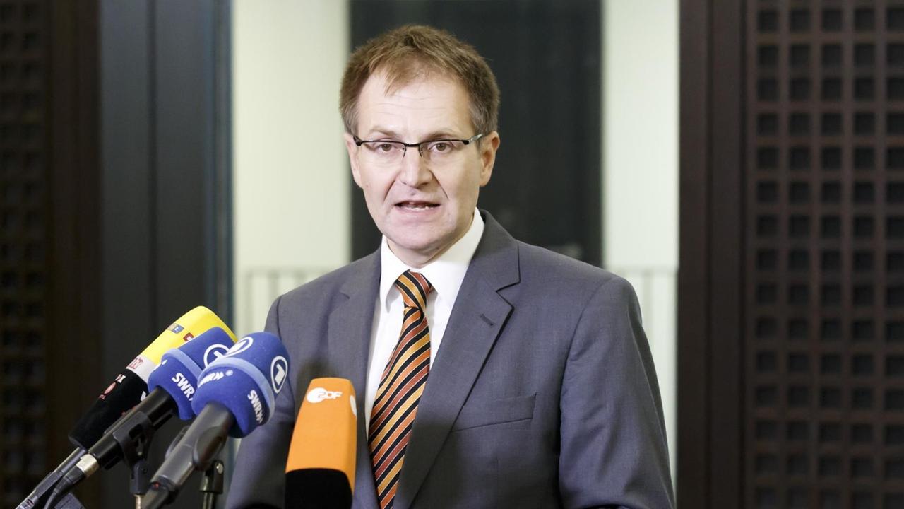 Der Generalbundesanwalt Peter Frank spricht am 23.12.2016 während einer Pressekonferenz in der Generalbundesanwaltschaft in Karlsruhe (Baden-Württemberg). Der Generalbundesanwalt Peter Frank spricht am 23.12.2016 während einer Pressekonferenz in der Generalbundesanwaltschaft in Karlsruhe (Baden-Württemberg).