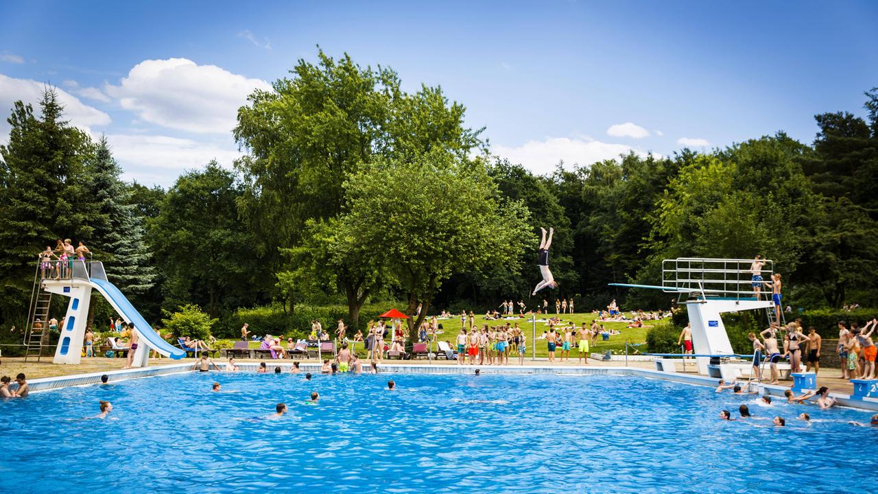 Freibad "Bad Marienhöhe" in Hamburg. Freibad "Bad Marienhöhe" in Hamburg.