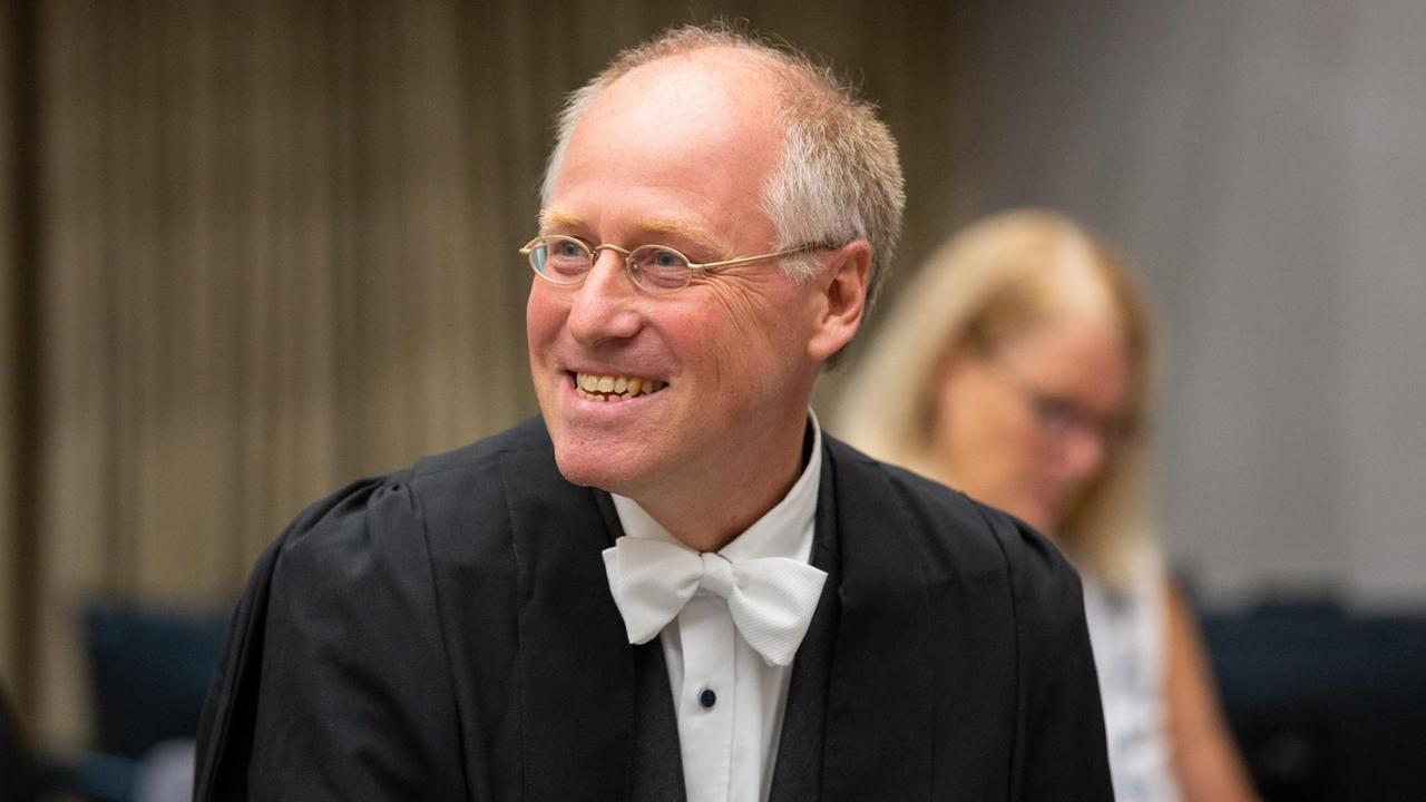 Völkerrechtler Claus Kreß als "amicus curiae" vor dem Internationalen Strafgerichtshof in Den Haag Völkerrechtler Claus Kreß als "amicus curiae" vor dem Internationalen Strafgerichtshof in Den Haag