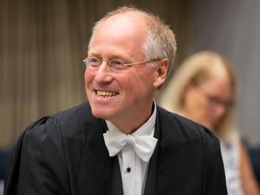 Völkerrechtler Claus Kreß als "amicus curiae" vor dem Internationalen Strafgerichtshof in Den Haag Völkerrechtler Claus Kreß als "amicus curiae" vor dem Internationalen Strafgerichtshof in Den Haag