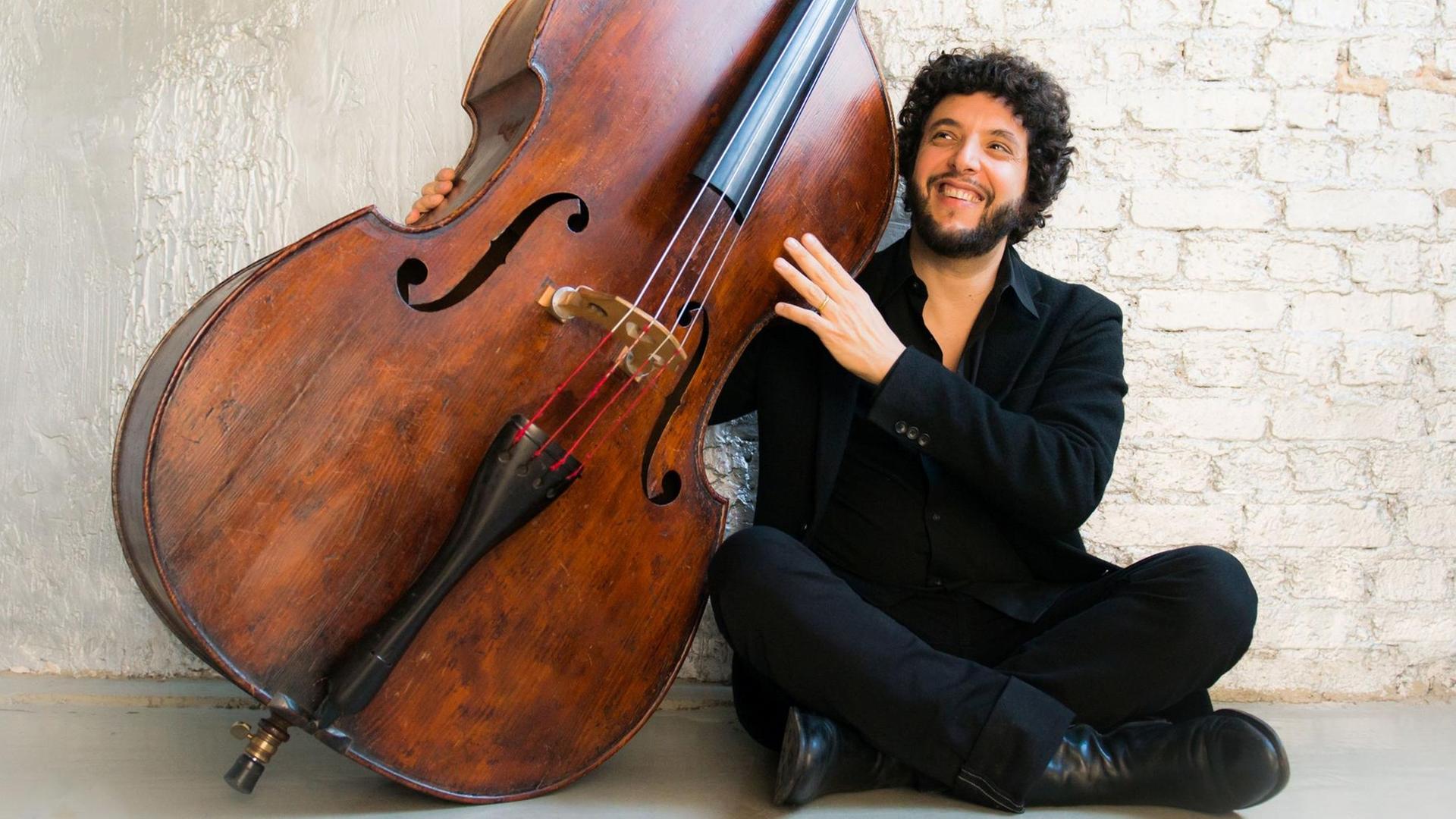 Der israelische Bassist und Komponist Omer Avital Der israelische Bassist und Komponist Omer Avital