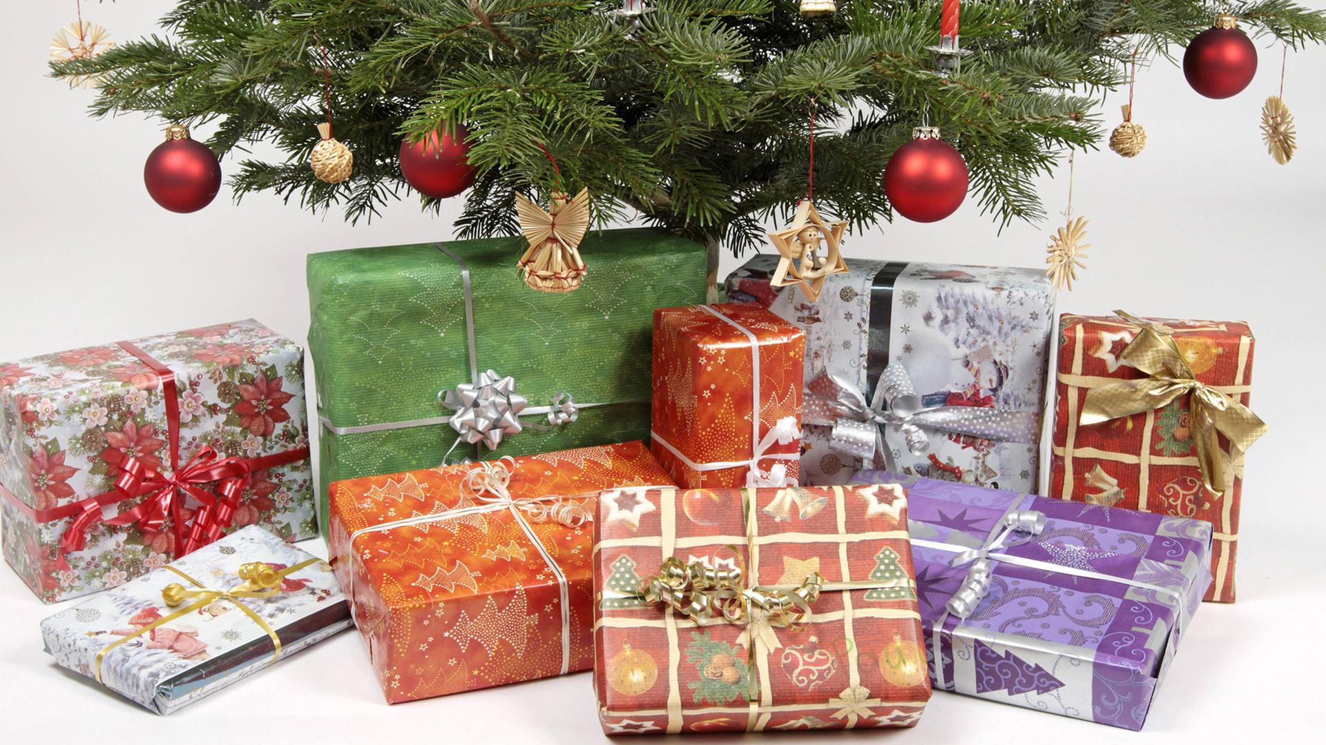 Geschenke unter einem Weihnachtsbaum Geschenke unter einem Weihnachtsbaum