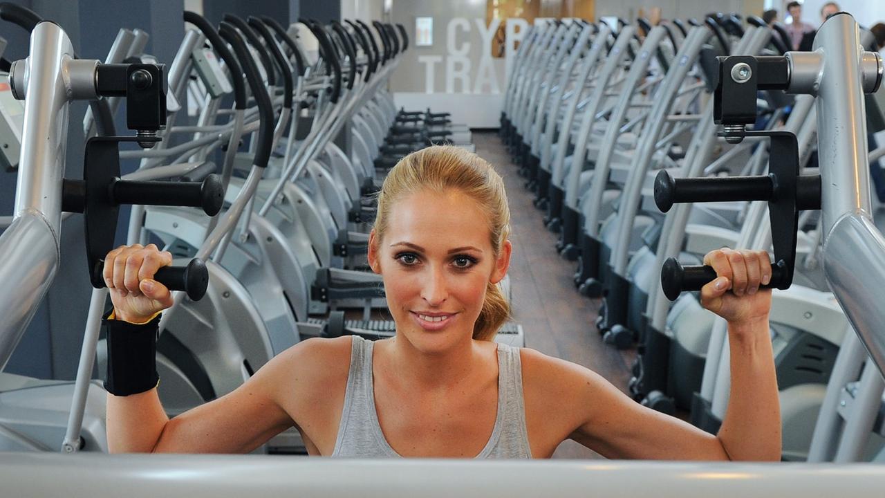 Eine junge Frau trainiert in Berlin in einem Fitness-Studio in Prenzlauer Berg. 