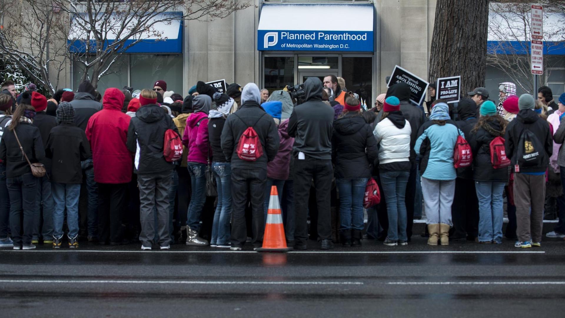 Abtreibungsgegner demonstrieren im Januar 2013 vor einer Niederlassung der Organisation "Planned Parenthood" in Washington D.C. Abtreibungsgegner demonstrieren im Januar 2013 vor einer Niederlassung der Organisation "Planned Parenthood" in Washington D.C.