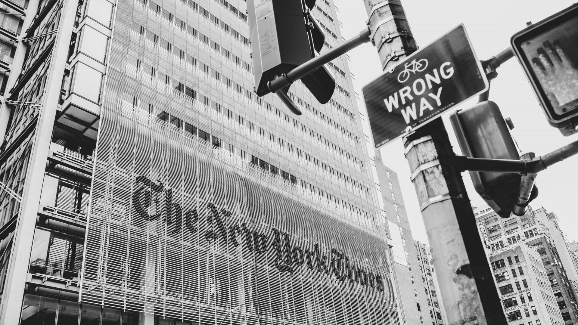 Das Bild zeigt ein Straßenschild mit der Aufschrift "Wrong Way" und dieses steht vor dem New-York-Times-Gebäude. Das Bild zeigt ein Straßenschild mit der Aufschrift "Wrong Way" und dieses steht vor dem New-York-Times-Gebäude.