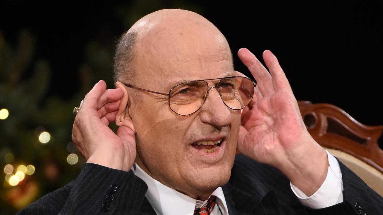 Der deutsche Schauspieler und Sänger Manfred Krug am 17.12.2015 auf der Bühne der MDR-Aufzeichnung "Weihnachten bei uns" in der Stadthalle in Chemnitz (Sachsen). Der deutsche Schauspieler und Sänger Manfred Krug am 17.12.2015 auf der Bühne der MDR-Aufzeichnung "Weihnachten bei uns" in der Stadthalle in Chemnitz (Sachsen).