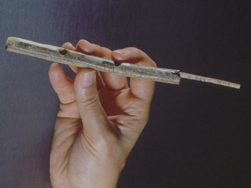 35.000 Jahre alt ist diese Flöte aus Mammutelfenbein. Gefunden wurde sie im Geißenklösterle auf der Schwäbische Alb.