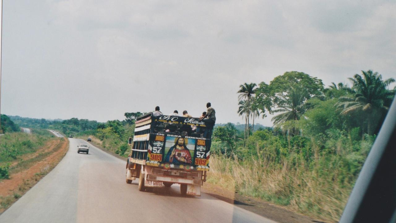 Unterwegs in Delta. Auf einer Straße fährt ein LKW mit mehreren Personen darauf. Fotografiert von dem dahinter fahrenden Wagen. Unterwegs in Delta. Auf einer Straße fährt ein LKW mit mehreren Personen darauf. Fotografiert von dem dahinter fahrenden Wagen.