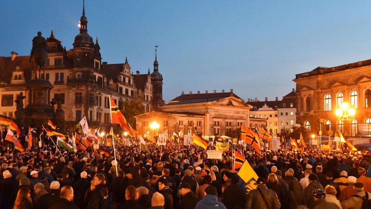 Mehrere tausend Pegida-Anhänger demonstrieren am 12.10.2015 in Dresden (Sachsen) auf dem Theaterplatz. Mehrere tausend Pegida-Anhänger demonstrieren am 12.10.2015 in Dresden (Sachsen) auf dem Theaterplatz.