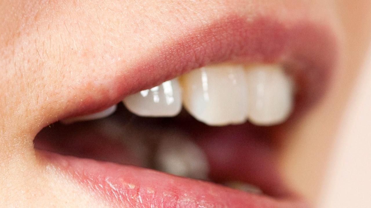 Ein geöffneter Frauenmund Ein geöffneter Frauenmund