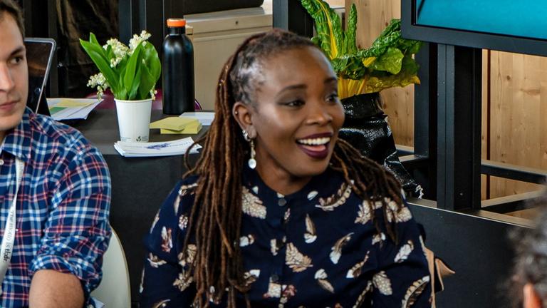 Nanjira Sambuli im Austausch mit anderen Teilnehmenden der re:publica. Nanjira Sambuli im Austausch mit anderen Teilnehmenden der re:publica.