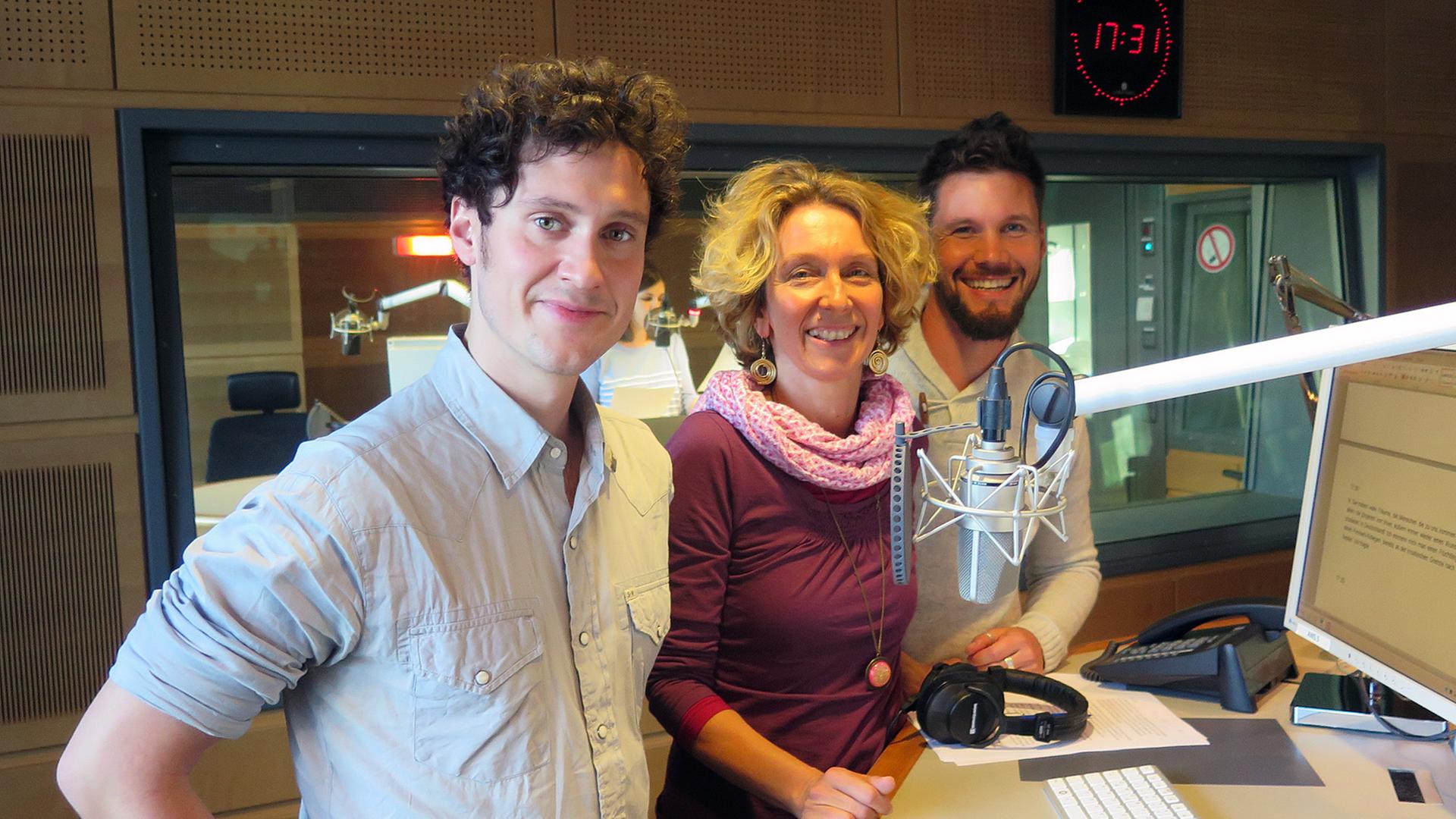 Markus Kreßler, Gründer der Kiron University für Flüchtlinge (links). Im Hintergrund die Moderatoren Nicole Dittmer und Christian Rabhansl. Markus Kreßler, Gründer der Kiron University für Flüchtlinge (links). Im Hintergrund die Moderatoren Nicole Dittmer und Christian Rabhansl.